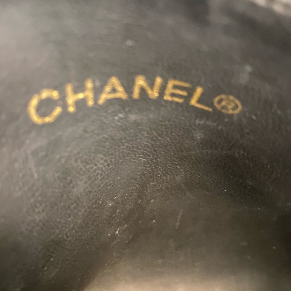 Classic CHANEL Black Quilted Patent Leather Shoulder Tote, 24K Gold Plated - Picture 5 of 16